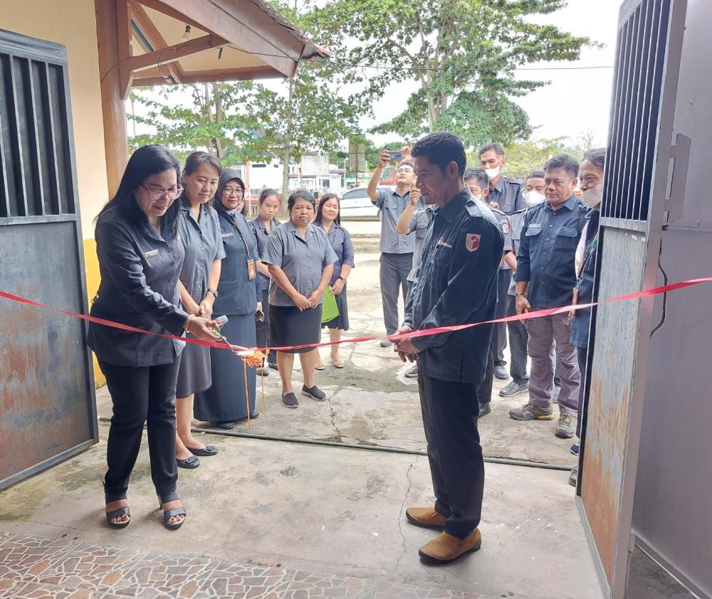 Badan Pengawas Pemilihan Umum (Bawaslu) merupakan lembaga yang memiliki peranan penting dalam menjaga keadilan dan integritas pemilihan umum di Indonesia. Di tingkat Kabupaten, Bawaslu Kabupaten Barito Selatan berfungsi untuk memastikan bahwa setiap proses pemilihan, baik itu pemilihan legislatif maupun pemilihan kepala daerah, berjalan secara demokratis dan transparan. Dalam konteks tersebut, Bawaslu Barito Selatan berupaya untuk mengawasi, mencegah, dan menangani berbagai pelanggaran yang dapat terjadi selama proses pemilihan. Artikel ini akan membahas berbagai aspek mengenai Bawaslu Kabupaten Barito Selatan, termasuk tugas dan fungsi, tantangan dalam pelaksanaan pengawasan, peran serta masyarakat dalam mendukung Bawaslu, serta pencapaian yang telah diraih oleh lembaga ini. 1. Tugas dan Fungsi Bawaslu Kabupaten Barito Selatan Bawaslu Kabupaten Barito Selatan memiliki berbagai tugas dan fungsi yang sangat krusial dalam pelaksanaan pemilihan umum. Tugas utama Bawaslu adalah melakukan pengawasan terhadap seluruh tahapan pemilihan yang berlangsung. Ini mencakup pengawasan terhadap penyelenggara pemilu, peserta pemilu, serta masyarakat yang terlibat dalam proses pemilihan. Salah satu fungsi utama Bawaslu adalah melakukan pencegahan terhadap pelanggaran pemilu. Ini dilakukan melalui sosialisasi dan edukasi kepada masyarakat dan peserta pemilu mengenai ketentuan-ketentuan yang berlaku. Bawaslu juga berperan dalam menampung laporan masyarakat mengenai dugaan pelanggaran dan melakukan investigasi terhadap laporan tersebut. Dalam konteks ini, Bawaslu Kabupaten Barito Selatan juga harus bekerja sama dengan pihak kepolisian dan instansi terkait lainnya untuk menindaklanjuti pelanggaran yang telah teridentifikasi. Selain itu, Bawaslu juga memiliki tanggung jawab untuk menyelesaikan sengketa pemilu. Hal ini merupakan hal yang penting mengingat seringkali timbul perselisihan antara peserta pemilu yang merasa dirugikan. Dalam hal ini, Bawaslu diharapkan dapat menjadi mediator yang adil dan objektif dalam menyelesaikan masalah tersebut. Di samping itu, Bawaslu juga bertugas untuk mengawasi dana kampanye yang digunakan oleh peserta pemilu, memastikan bahwa dana tersebut digunakan sesuai dengan peraturan yang berlaku. Dengan berbagai tugas dan fungsinya, Bawaslu Kabupaten Barito Selatan berkomitmen untuk menciptakan pemilihan umum yang berkualitas, berintegritas, dan dapat dipertanggungjawabkan. Hal ini tidak hanya berguna untuk menjaga kepercayaan masyarakat terhadap proses demokrasi, tetapi juga untuk memastikan bahwa setiap suara yang diberikan pada saat pemilu benar-benar mencerminkan kehendak rakyat. 2. Tantangan dalam Pelaksanaan Pengawasan Pelaksanaan tugas pengawasan oleh Bawaslu Kabupaten Barito Selatan tidaklah tanpa tantangan. Berbagai kendala seringkali menghadang, mulai dari sumber daya manusia, anggaran, hingga faktor eksternal yang dapat mempengaruhi jalannya pemilu. Salah satu tantangan terbesar adalah terbatasnya sumber daya manusia. Bawaslu Kabupaten Barito Selatan membutuhkan banyak petugas pengawas yang terlatih untuk memantau setiap tahapan pemilu. Namun, dalam banyak kasus, jumlah petugas yang tersedia tidak sebanding dengan luasnya wilayah yang harus diawasi. Hal ini menyebabkan kurangnya efektivitas dalam pengawasan, terutama di daerah-daerah terpencil yang sulit dijangkau. Selain itu, anggaran yang terbatas juga menjadi kendala. Bawaslu memerlukan alokasi dana yang cukup untuk operasional dan pelaksanaan kegiatan pengawasan. Tanpa dukungan anggaran yang memadai, berbagai program pengawasan yang sudah direncanakan bisa terhambat, yang pada gilirannya dapat berdampak pada kualitas pengawasan itu sendiri. Faktor eksternal juga berperan dalam pelaksanaan pengawasan. Misalnya, kondisi politik yang tidak stabil atau konflik sosial dapat menghambat proses pemilihan. Dalam situasi seperti ini, Bawaslu harus beradaptasi dan mencari cara untuk tetap melaksanakan tugasnya dengan baik. Tantangan-tantangan ini memerlukan strategi yang matang dan kerjasama yang baik antara Bawaslu dengan berbagai pemangku kepentingan, termasuk pemerintah daerah, masyarakat, dan lembaga lainnya. Upaya kolaborasi ini diharapkan dapat meningkatkan efektivitas pengawasan dan menciptakan suasana pemilu yang kondusif. 3. Peran Serta Masyarakat dalam Mendukung Bawaslu Peran serta masyarakat dalam mendukung Bawaslu Kabupaten Barito Selatan sangatlah penting. Masyarakat bukan hanya sebagai pemilih, tetapi juga sebagai pengawas dan pelapor atas pelanggaran yang mungkin terjadi selama pemilihan umum. Kesadaran dan partisipasi aktif masyarakat dapat membantu Bawaslu dalam menjalankan tugasnya dengan lebih baik. Salah satu bentuk dukungan masyarakat adalah melalui pendidikan pemilih. Masyarakat yang sadar akan hak-haknya sebagai pemilih akan lebih aktif dalam memperhatikan proses pemilihan. Bawaslu Kabupaten Barito Selatan melakukan berbagai kegiatan sosialisasi dan kampanye edukasi untuk memberikan pemahaman kepada masyarakat mengenai pentingnya pemilihan yang bersih dan demokratis. Dengan demikian, masyarakat akan lebih peka terhadap potensi pelanggaran dan lebih berani melaporkannya kepada Bawaslu. Di samping itu, masyarakat juga dapat berperan sebagai relawan dalam kegiatan pengawasan yang dilakukan oleh Bawaslu. Dengan melibatkan masyarakat secara langsung, Bawaslu dapat memperluas jangkauan pengawasan dan memberikan rasa kepemilikan kepada masyarakat terhadap proses pemilihan. Ini tentunya akan memperkuat legitimasi Bawaslu sebagai lembaga pengawas. Peran serta masyarakat dalam mendukung Bawaslu juga dapat diwujudkan melalui pemantauan media. Dalam era digital saat ini, informasi mengenai pemilu dapat dengan mudah diakses melalui berbagai platform. Dengan menjadi konsumen informasi yang kritis, masyarakat dapat membantu mengidentifikasi berita bohong (hoaks) atau informasi yang tidak akurat yang dapat memengaruhi pemilih. Kesadaran masyarakat akan pentingnya pengawasan pemilu dapat menciptakan iklim demokrasi yang sehat dan berintegritas. Bawaslu Kabupaten Barito Selatan berupaya untuk membangun sinergi dengan masyarakat guna menciptakan pemilu yang lebih baik dan berkualitas. 4. Pencapaian Bawaslu Kabupaten Barito Selatan Seiring dengan perjalanan waktu, Bawaslu Kabupaten Barito Selatan telah mencatat sejumlah pencapaian yang patut diapresiasi dalam konteks pengawasan pemilu. Pencapaian ini tidak hanya mencerminkan kinerja Bawaslu, tetapi juga menunjukkan kemajuan dalam sistem demokrasi di daerah tersebut. Salah satu pencapaian yang menonjol adalah berhasilnya Bawaslu dalam mengurangi jumlah pelanggaran yang terjadi selama pemilihan. Melalui berbagai upaya pencegahan dan sosialisasi, masyarakat semakin paham akan pentingnya mematuhi aturan yang berlaku. Hal ini terlihat dari semakin sedikitnya laporan pelanggaran yang diterima oleh Bawaslu, dibandingkan dengan pemilu sebelumnya. Selain itu, Bawaslu Kabupaten Barito Selatan juga aktif dalam melakukan inovasi dalam proses pengawasan. Misalnya, mereka telah memanfaatkan teknologi informasi untuk mempermudah komunikasi dan pengumpulan data. Dengan adanya aplikasi pelaporan online, masyarakat dapat lebih mudah melaporkan dugaan pelanggaran, yang tentu saja mempercepat proses penanganan. Bawaslu juga menunjukkan keberhasilannya dalam menyelesaikan sengketa pemilu dengan cepat dan adil. Keberhasilan ini menunjukkan bahwa Bawaslu tidak hanya mampu melakukan pengawasan, tetapi juga berfungsi sebagai mediator yang profesional dalam menyelesaikan masalah yang muncul. Pencapaian-pencapaian tersebut tentunya adalah hasil dari kerja keras dan komitmen seluruh jajaran Bawaslu Kabupaten Barito Selatan. Namun, Bawaslu tidak boleh berpuas diri. Masih banyak tantangan yang harus dihadapi, dan Bawaslu harus terus berinovasi untuk meningkatkan kualitas pengawasan dalam setiap pemilihan yang akan datang.