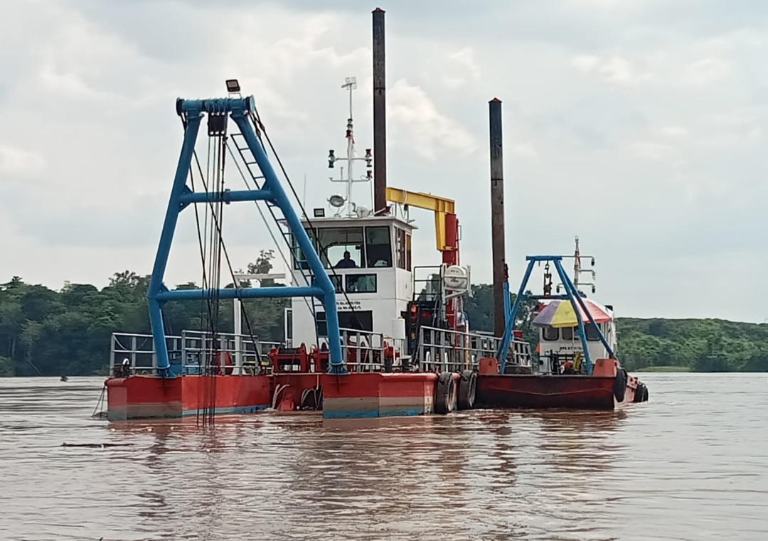 Barito Selatan Diduga ada kegiatan Penambangan Pasir Ilegal disungai barito menggunakan Kapal Keruk pasir di Area pembangunan Terminal Khusus (Tersus) Batu bara PT Trie Oetama Persada (TRIOP) di desa Tanjung Jawa, Kecamatan Dusun Selatan, Kabupaten Barito Selatan, Kalimantan Tengah. Hasil penambangan pasir tersebut diduga digunakan untuk pembangunan dan penimbunan Terminal khusus batu bara tersebut. Hal itu mulai dikeluhkan oleh masyarkarat setempat, lantaran diduga menyebabkan dampak longsor dan dampak lingkungan lainya, serta sejumlah warga juga mengaku bahwa tanah milik mereka dilokasi tepat dipinggir sungai barito terkena dampak longsor itu yang diduga dampak dari aktifitas penambangan pasir tersebut. Kepala Desa Tanjung Jawa, Supratmo saat dikonfirmasi di kediamanya mengatakan PT TRIOP telah melaporkan keberadaan dan aktifitas pembangunan Tersus secara lisan, namun untuk salinan dokumen legalitas penembangan pasir tidak pernah diberikan kepada pemerintah desa sampai saat ini, Minggu (12/11/2023). “Kalau untuk melapor bahwa mereka ada disitu, memang benar tapi untuk legalitas secara dokumennya sering kami minta, tidak pernah diberi sampai saat ini, nah masalah mereka itu sering memberitahu dan beralasan ke kita bahwa mereka sedang pendalaman arus”ucap Supratmo. Lebih lanjut, Supratmo mengatakan “Kami sempat komplain soal adanya Penambangan Galian Pasir oleh Pihak PT TRIOP, kenapa mereka kok berani berbuat menggali pasir disitu dan ditumpuk dengan alasan seperti itu, kami sempat juga dipanggil oleh pihak kepolisian dimintai keterangan atas pelaporan salah satu LSM setempat, dan waktu itu Pihak PT TRIOP beralasan memperdalam arus dan mereka mengaku memiliki dokumen izinya” Pengakuan Supratmo. H.Arsad sebagai Pihak perusahaan PT TRIOP saat dikonfirmasi Via WhatsApp untuk mendapatkan informasi terkait izin penambangan pasir dan izin pekerjaan pengerukan pendalaman sungai serta sumber pasir yang digunakan untuk penimbunan Tersus, membalas dengan singkat dan mengaku bahwa ia hanya seorang Kontraktor pekerjaan stockpile. “Maaf pak saya perjalanan ke Banjarmasin, saya hanya Kontraktor pekerjaan stockpile” Balas Singkat H. Arsad kepada Media dan saat dikasih beberapa pertanyaan mengenai perihal itu tidak ada membalas lagi, dan saat dihubungi Via telfon tidak mengangangkat, sehingga Media mengunjungi Kantor PT TRIOP yang beralamat di Jl.Kaladan, Buntok Kota, namun Kantornya Kosong atau tutup, hingga Pihak PT TRIOP tidak ada respon sampai berita ini diterbitkan. Sedangkan Camat Dusun Selatan Evi Kusumawardhani S. STP, M. IP saat dikonfirmasi Via WhatsApp terkait hal itu menyatakan dengan tegas bahwa untuk perihal usaha penambangan di Dusun Selatan yang persyaratannya lengkap saat ini hanya ada dua, yaitu CV Barito Raya Mineral dan CV Barindo Send.