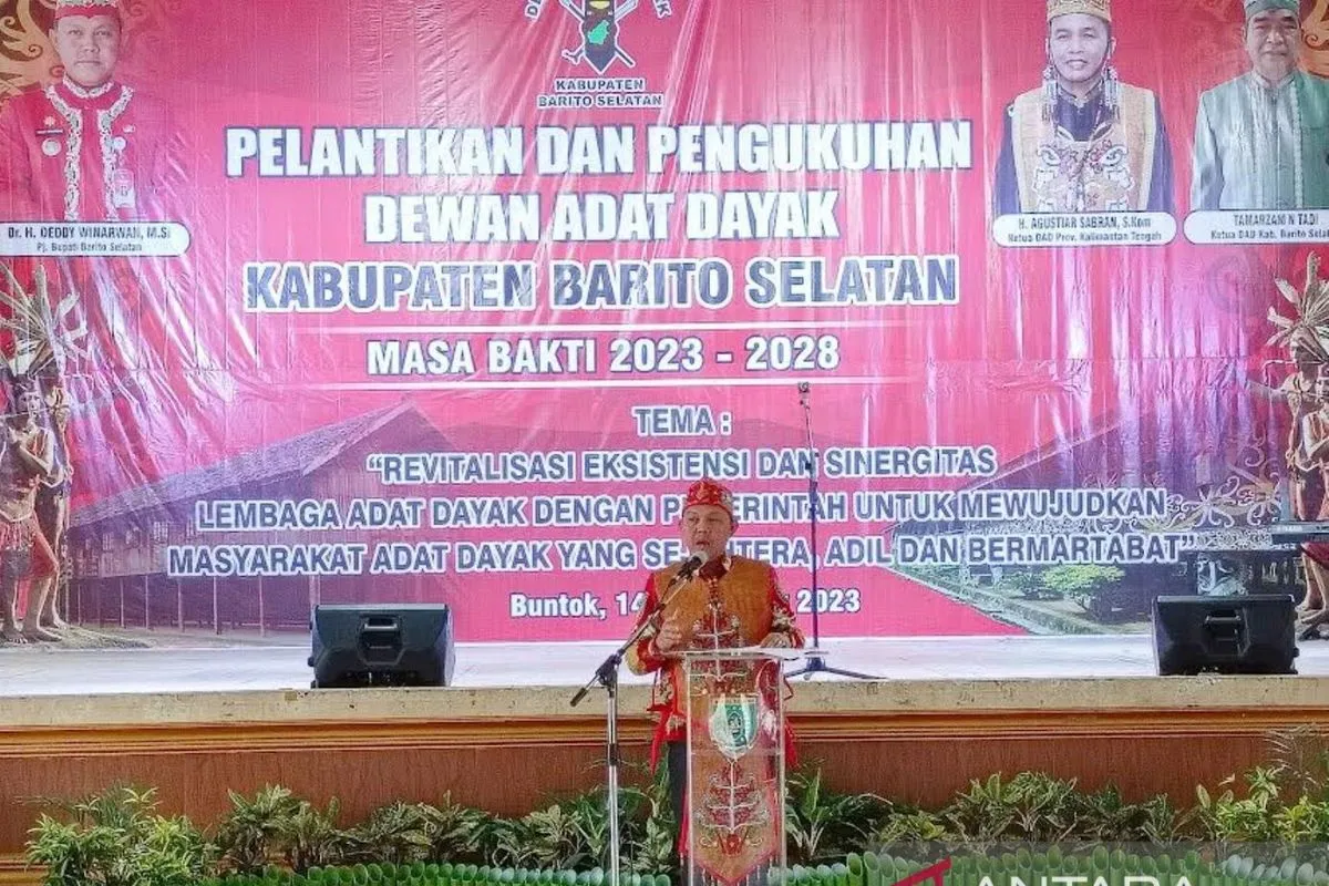 Kabupaten Barito Selatan (Barsel) di Kalimantan Tengah menjadi sorotan dengan rencana pembangunan rumah adat Dayak yang dijadwalkan berlangsung pada tahun 2024. Kebudayaan Dayak yang kaya dan beragam merupakan bagian integral dari identitas masyarakat Kalimantan. Melalui pembangunan rumah adat ini, Pemkab Barsel tidak hanya berusaha melestarikan warisan budaya yang sudah ada, tetapi juga memperkuat rasa kebersamaan di antara masyarakat. Dalam artikel ini, kita akan membahas lebih dalam mengenai rencana tersebut, mulai dari tujuan pembangunan, desain arsitektur yang diusung, dampak sosial dan ekonomi yang diharapkan, hingga pelibatan masyarakat dalam proses pembangunan. 1. Tujuan Pembangunan Rumah Adat Dayak Pembangunan rumah adat Dayak di Kabupaten Barito Selatan memiliki beberapa tujuan yang sangat penting. Pertama, tujuan utama dari pembangunan ini adalah untuk melestarikan budaya dan tradisi Dayak yang telah ada sejak lama. Masyarakat Dayak memiliki beragam tradisi dan kepercayaan yang unik, dan rumah adat adalah simbol dari identitas budaya mereka. Dengan membangun rumah adat, Pemkab Barsel berusaha menjaga agar warisan budaya ini tidak hilang seiring dengan perkembangan zaman. Kedua, rumah adat ini juga akan berfungsi sebagai pusat kegiatan masyarakat. Pemkab Barsel berencana menjadikan rumah adat ini sebagai tempat berkumpulnya masyarakat untuk berbagai kegiatan sosial dan budaya. Melalui kegiatan ini, diharapkan akan ada penguatan solidaritas dan kerjasama antar warga, yang secara tidak langsung juga berkontribusi pada pembangunan sosial yang lebih baik di Kabupaten Barsel. Ketiga, dengan adanya rumah adat, Pemkab Barsel ingin menarik perhatian wisatawan. Kabupaten Barsel memiliki potensi wisata yang besar, dan rumah adat Dayak dapat menjadi salah satu daya tarik wisata yang mampu meningkatkan kunjungan wisatawan lokal maupun mancanegara. Pembangunan rumah adat ini diharapkan dapat mendukung sektor pariwisata yang pada gilirannya akan berkontribusi pada peningkatan ekonomi lokal. Keempat, pembangunan rumah adat ini juga sejalan dengan program pemerintah dalam mengembangkan daerah berbasis budaya. Dengan mengadakan pembangunan yang berorientasi pada budaya lokal, Pemkab Barsel berusaha untuk menunjukkan bahwa mereka menghargai dan mendukung keberadaan serta pelestarian budaya lokal. Hal ini juga diharapkan dapat meningkatkan rasa bangga masyarakat terhadap budaya mereka sendiri. 2. Desain Arsitektur Rumah Adat Dayak Desain arsitektur rumah adat Dayak yang akan dibangun di Kabupaten Barito Selatan akan mencerminkan kekayaan budaya dan tradisi lokal. Rumah adat Dayak, yang dikenal dengan nama "Lamin," biasanya dibangun dengan struktur yang tinggi dan memanjang, menggunakan bahan-bahan alami seperti kayu dan bambu. Pemkab Barsel berencana untuk mengadopsi elemen-elemen tradisional dalam desain rumah adat ini, sehingga tetap mempertahankan nilai-nilai kultural yang telah ada. Salah satu karakteristik khas dari rumah adat Dayak adalah atapnya yang curam dan biasanya berwarna cerah. Atap yang curam ini tidak hanya berfungsi untuk estetika, tetapi juga untuk melindungi rumah dari hujan deras yang sering melanda kawasan Kalimantan. Selain itu, desain interior rumah adat Dayak biasanya mencerminkan hierarki sosial, di mana ruangan yang lebih luas dan megah biasanya diperuntukkan bagi kepala suku atau pemimpin masyarakat. Pemkab Barsel juga berencana untuk melibatkan arsitek lokal dalam proses desain, agar rumah adat ini benar-benar merefleksikan budaya Dayak yang otentik. Dengan melibatkan arsitek lokal, diharapkan akan ada sentuhan khas yang membuat rumah adat ini unik dan berbeda dari rumah adat yang ada di daerah lain. Selain itu, keberadaan arsitek lokal juga dapat memberikan kesempatan bagi generasi muda untuk belajar dan terlibat dalam proses pembangunan rumah adat. Dalam desain ini, juga akan ada ruang untuk pelatihan dan edukasi budaya bagi generasi muda dan wisatawan. Hal ini penting agar nilai-nilai budaya dapat terus diteruskan dan tidak tergeser oleh perkembangan zaman. Dengan demikian, rumah adat ini tidak hanya berfungsi sebagai tempat tinggal, tetapi juga sebagai pusat pendidikan dan pelestarian budaya. 3. Dampak Sosial dan Ekonomi Pembangunan rumah adat Dayak di Kabupaten Barito Selatan diharapkan dapat memberikan dampak positif baik secara sosial maupun ekonomi. Dari sisi sosial, rumah adat ini akan menjadi simbol kebersamaan dan identitas masyarakat Dayak. Dalam konteks sosial, rumah adat akan menjadi tempat berkumpulnya masyarakat untuk merayakan berbagai acara adat, seperti upacara pernikahan, festival budaya, dan pertemuan komunitas. Hal ini dapat memperkuat ikatan sosial di antara warga, serta meningkatkan kesadaran akan pentingnya melestarikan tradisi dan budaya. Dari sisi ekonomi, pembangunan rumah adat ini diperkirakan akan mendorong perkembangan sektor pariwisata di Kabupaten Barsel. Dengan adanya rumah adat yang menarik, diharapkan akan menarik lebih banyak wisatawan untuk berkunjung. Wisatawan tidak hanya akan menikmati keindahan rumah adat, tetapi juga dapat berpartisipasi dalam berbagai kegiatan budaya yang diadakan di sana. Hal ini tentu akan memberikan peluang bagi masyarakat lokal untuk meningkatkan pendapatan melalui usaha kecil dan menengah, seperti penjualan kerajinan tangan, makanan khas, dan pelayanan akomodasi. Selain itu, pembangunan rumah adat juga akan membuka kesempatan kerja bagi masyarakat setempat. Mulai dari tahap konstruksi hingga tahap operasional, masyarakat lokal dapat terlibat aktif dalam berbagai aspek pembangunan. Dengan demikian, pembangunan rumah adat ini akan memberikan keuntungan yang lebih luas bagi masyarakat setempat. Melalui pengembangan ekonomi yang berbasis budaya ini, diharapkan dapat tercipta lapangan kerja baru dan mengurangi angka pengangguran di daerah tersebut. Selain itu, peningkatan kunjungan wisatawan juga akan berdampak positif terhadap pendapatan daerah, sehingga Pemkab Barsel dapat lebih maksimal dalam menjalankan program-program pembangunan lainnya. 4. Pelibatan Masyarakat dalam Proses Pembangunan Pelibatan masyarakat dalam proses pembangunan rumah adat Dayak sangatlah penting. Pemkab Barsel menyadari bahwa keberhasilan pembangunan rumah adat ini tidak hanya bergantung pada rencana dan desain yang matang, tetapi juga pada partisipasi aktif masyarakat. Dalam hal ini, Pemkab berencana untuk mengadakan forum diskusi dan sosialisasi untuk mengumpulkan aspirasi dan pendapat masyarakat mengenai pembangunan rumah adat. Melalui proses ini, masyarakat tidak hanya menjadi objek pembangunan tetapi juga subjek yang berperan dalam menentukan bentuk dan fungsi rumah adat. Partisipasi masyarakat dalam proses perencanaan ini diharapkan dapat meningkatkan rasa memiliki dan tanggung jawab terhadap rumah adat yang akan dibangun. Selain itu, partisipasi ini juga akan membantu menciptakan solusi yang lebih tepat dan sesuai dengan kebutuhan masyarakat. Tidak hanya saat pembangunan berlangsung, tetapi setelah rumah adat selesai dibangun, masyarakat juga akan dilibatkan dalam pengelolaan dan pemeliharaan rumah adat. Dengan melibatkan masyarakat dalam pengelolaan, rumah adat ini diharapkan dapat berfungsi dengan baik dan terus menjadi pusat kegiatan sosial dan budaya yang hidup. Pelibatan masyarakat dalam pembangunan ini juga diharapkan dapat memberikan edukasi mengenai pentingnya melestarikan budaya dan tradisi lokal. Masyarakat akan diajarkan mengenai arti dan nilai dari rumah adat mereka, serta bagaimana cara menjaga dan merawatnya agar tetap terjaga keasliannya. Dengan demikian, tujuan akhir dari pembangunan rumah adat ini tidak hanya sekadar fisik, tetapi juga berupa peningkatan kesadaran dan penghargaan terhadap budaya Dayak.