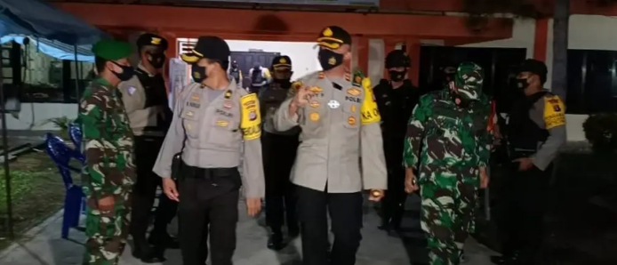 Menjelang pelaksanaan Pemilihan Kepala Daerah (Pilkada) 2020, Polres Barito Selatan melakukan langkah proaktif dengan menggelar patroli untuk mengantisipasi kerumunan yang dapat terjadi selama masa kampanye. Dalam situasi di mana pandemi COVID-19 masih menjadi perhatian utama, penegakan protokol kesehatan dalam setiap kegiatan politik menjadi hal yang sangat penting. Patroli ini tidak hanya bertujuan untuk menjaga ketertiban umum tetapi juga untuk mencegah penyebaran virus yang dapat terjadi akibat kerumunan massa. Dalam artikel ini, kita akan membahas lebih dalam mengenai strategi, tantangan, dan dampak dari patroli yang dilakukan oleh Polres Barito Selatan dalam konteks kampanye Pilkada 2020. Strategi Polres Barito Selatan dalam Patroli Antisipasi Kerumunan Polres Barito Selatan telah merancang berbagai strategi dalam pelaksanaan patroli untuk mengantisipasi kerumunan selama kampanye Pilkada 2020. Salah satu strategi utama adalah meningkatkan kehadiran petugas di lokasi-lokasi yang diperkirakan akan menjadi pusat kegiatan kampanye, seperti tempat berkumpulnya massa. Dengan penempatan personel di titik-titik strategis, diharapkan dapat mencegah terjadinya kerumunan yang berlebihan. Selain itu, Polres juga bekerja sama dengan pihak penyelenggara kampanye untuk memastikan bahwa setiap kegiatan dilaksanakan sesuai dengan protokol kesehatan yang telah ditetapkan. Dalam pelaksanaan patroli, petugas Polres tidak hanya mengawasi kerumunan, tetapi juga memberikan edukasi kepada para peserta kampanye. Petugas dilatih untuk dapat berkomunikasi dengan baik dan memahami pentingnya penerapan protokol kesehatan, seperti menjaga jarak fisik, menggunakan masker, dan mencuci tangan. Edukasi ini menjadi salah satu kunci untuk meningkatkan kesadaran masyarakat akan bahaya penularan COVID-19, terutama dalam konteks berkumpulnya banyak orang dalam satu tempat. Bukan hanya fokus pada pengawasan, Polres Barito Selatan juga berupaya melakukan pendekatan persuasif kepada kandidat dan tim sukses kampanye. Komunikasi yang baik dengan para pelaksana kampanye diharapkan dapat membangun kesepahaman mengenai pentingnya menjaga keamanan dan kesehatan masyarakat. Dengan demikian, setiap kegiatan kampanye dapat berjalan dengan aman tanpa mengabaikan protokol kesehatan. Selain itu, Polres menerapkan sistem pemantauan berbasis teknologi. Melalui penggunaan CCTV dan media sosial, petugas dapat melakukan pemantauan terhadap kegiatan kampanye secara real-time. Hal ini memungkinkan mereka untuk segera mengambil tindakan jika ditemukan kerumunan yang tidak sesuai dengan ketentuan. Dengan cara ini, Polres Barito Selatan dapat lebih efektif dalam menjalankan tugas pengawasan dan penegakan hukum selama masa kampanye. Melalui pendekatan yang terintegrasi ini, Polres Barito Selatan berkomitmen untuk menjaga keamanan serta kesehatan masyarakat. Upaya yang dilakukan tidak hanya menjadi tanggung jawab aparat keamanan semata, tetapi juga melibatkan peran serta masyarakat dan pelaksana kampanye dalam menciptakan Pilkada yang aman dan sehat. Tantangan yang Dihadapi Polres Barito Selatan dalam Mengantisipasi Kerumunan Pelaksanaan patroli untuk mengantisipasi kerumunan selama kampanye Pilkada 2020 tidak lepas dari berbagai tantangan yang dihadapi oleh Polres Barito Selatan. Salah satu tantangan utama adalah adanya penolakan dari beberapa pihak yang merasa bahwa kehadiran petugas mengganggu jalannya kampanye. Beberapa tim sukses calon mungkin tidak sepenuhnya memahami adanya risiko kesehatan yang dihadapi dalam situasi pandemi, dan mereka menganggap bahwa kehadiran massa adalah bagian dari strategi kampanye yang sah. Selain itu, kesadaran masyarakat terkait protokol kesehatan juga menjadi salah satu tantangan. Meskipun ada banyak sosialisasi yang dilakukan, masih terdapat segmen masyarakat yang kurang paham atau bahkan mengabaikan pentingnya menjaga jarak fisik dan mengenakan masker. Kegiatan kampanye yang melibatkan banyak orang dapat menjadi ajang bagi penyebaran virus jika protokol kesehatan tidak diterapkan dengan ketat. Tantangan lainnya adalah mobilitas masyarakat yang tinggi. Pada masa kampanye, banyak calon yang melakukan kunjungan ke berbagai daerah, sehingga menyulitkan petugas untuk melakukan pemantauan secara keseluruhan. Terlebih lagi, beberapa kampanye dilakukan secara spontan tanpa pemberitahuan sebelumnya, sehingga petugas sering kali terlambat dalam merespons situasi yang ada. Polres Barito Selatan juga harus bersiap menghadapi potensi konflik yang mungkin timbul akibat ketegangan politik. Situasi politik yang memanas dapat memicu emosi massa, dan jika tidak dikelola dengan baik dapat mengarah pada kerumunan yang tidak terkendali. Dalam hal ini, Polres perlu memiliki strategi yang tepat untuk mencegah terjadinya insiden yang dapat membahayakan keamanan dan kesehatan masyarakat. Akhirnya, tantangan dalam hal koordinasi antar instansi juga menjadi perhatian. Meskipun Polres bekerja sama dengan berbagai pihak, seperti satpol PP dan Dinas Kesehatan, koordinasi yang baik sangat diperlukan untuk memaksimalkan efektivitas patroli. Setiap instansi perlu memiliki pemahaman yang sama mengenai tugas dan tanggung jawab masing-masing dalam menjaga keamanan dan kesehatan masyarakat selama masa kampanye. Dampak Patroli terhadap Kegiatan Kampanye dan Masyarakat Patroli yang dilakukan oleh Polres Barito Selatan dalam mengantisipasi kerumunan selama kampanye Pilkada 2020 memiliki dampak yang signifikan, baik terhadap kegiatan kampanye itu sendiri maupun terhadap masyarakat secara umum. Salah satu dampak positif dari patroli ini adalah peningkatan kesadaran masyarakat mengenai pentingnya menjaga kesehatan selama pandemi. Dengan adanya petugas yang aktif melakukan sosialisasi, masyarakat menjadi lebih paham akan bahaya kerumunan dan pentingnya menerapkan protokol kesehatan. Dari sisi kegiatan kampanye, patroli ini juga mempengaruhi strategi yang diterapkan oleh para kandidat. Banyak tim sukses yang mulai merancang kegiatan kampanye dengan mempertimbangkan batasan jumlah peserta, lokasi yang lebih terbuka, serta penerapan protokol kesehatan yang lebih ketat. Hal ini menunjukkan bahwa kehadiran Polres dalam patroli bukan hanya sebagai pengawas, tetapi juga sebagai pendorong untuk menciptakan lingkungan kampanye yang lebih sehat dan aman. Namun, dampak negatif juga tidak bisa diabaikan. Beberapa calon dan tim sukses mengeluhkan bahwa kehadiran petugas yang terlalu ketat dapat menghambat kreativitas dalam menjalankan kampanye. Mereka merasa terbatasi oleh berbagai aturan yang diterapkan, sehingga sulit untuk menarik perhatian pemilih. Hal ini menjadi tantangan tersendiri bagi Polres untuk menemukan keseimbangan antara menjaga kesehatan masyarakat dan memberikan ruang bagi demokrasi untuk berjalan. Di sisi lain, masyarakat yang terlibat dalam kampanye juga merasakan dampak dari patroli ini. Sebagian masyarakat memahami dan mendukung tujuan dari patroli, namun ada juga yang merasa tidak nyaman dengan keberadaan petugas yang selalu mengawasi. Perasaan ini dapat menimbulkan ketidakpuasan di kalangan masyarakat, terutama jika mereka merasa hak-hak mereka untuk berkumpul dan menyuarakan pendapat terbatasi. Namun, secara keseluruhan, dampak dari patroli ini diharapkan dapat menciptakan suasana kampanye yang lebih kondusif. Dengan mengedepankan keselamatan dan kesehatan, Polres Barito Selatan berupaya untuk memastikan bahwa pelaksanaan Pilkada 2020 dapat berlangsung dengan baik tanpa mengorbankan kesehatan masyarakat. Evaluasi dan Rencana Tindak Lanjut Polres Barito Selatan Setelah melaksanakan patroli dalam rangka mengantisipasi kerumunan selama kampanye Pilkada 2020, Polres Barito Selatan melakukan evaluasi untuk mengetahui efektivitas dari langkah-langkah yang telah diambil. Evaluasi ini penting dilakukan agar setiap pelaksanaan patroli ke depan dapat berjalan lebih baik dan lebih sesuai dengan harapan masyarakat. Salah satu fokus evaluasi adalah menilai tingkat kepatuhan masyarakat terhadap protokol kesehatan selama kegiatan kampanye berlangsung. Dari hasil evaluasi, Polres menemukan bahwa meskipun terdapat peningkatan kesadaran di kalangan masyarakat, masih ada sejumlah pelanggaran yang terjadi, terutama pada kegiatan kampanye yang melibatkan massa dalam jumlah besar. Oleh karena itu, rencana tindak lanjut Polres adalah memperkuat sosialisasi dan edukasi mengenai protokol kesehatan kepada masyarakat dan tim sukses calon. Narsumber yang berpengalaman dapat dilibatkan dalam pelatihan untuk memberikan informasi yang lebih mendalam mengenai pentingnya menjaga kesehatan di tengah pandemi. Selain itu, Polres juga berencana untuk meningkatkan koordinasi dengan instansi terkait, termasuk pemerintah daerah dan lembaga kesehatan. Dengan kerja sama yang lebih baik, diharapkan semua pihak dapat saling mendukung dalam menciptakan lingkungan kampanye yang aman dan sehat. Menggunakan teknologi untuk pemantauan juga akan menjadi fokus dalam rencana tindak lanjut. Penggunaan aplikasi dan sistem pemantauan online diharapkan dapat membuat pengawasan menjadi lebih efektif. Selanjutnya, Polres Barito Selatan akan mengkaji ulang prosedur operasional standar (SOP) dalam pelaksanaan patroli. Hal ini dilakukan agar patroli yang dilakukan dapat lebih responsif terhadap dinamika di lapangan, termasuk potensi kerumunan yang tidak terduga. Tim patroli akan dilengkapi dengan perangkat yang memadai dan pelatihan yang rutin agar mereka dapat melaksanakan tugas dengan baik. Akhirnya, Polres akan terus berupaya untuk membangun komunikasi yang baik dengan masyarakat. Pendekatan yang lebih humanis dan persuasif diharapkan dapat mengurangi kesalahpahaman dan meningkatkan dukungan masyarakat terhadap pelaksanaan patroli. Dengan demikian, diharapkan pelaksanaan Pilkada 2020 dapat berjalan dengan aman, tertib, dan sesuai dengan protokol kesehatan yang berlaku. Kesimpulan Upaya Polres Barito Selatan dalam menggelar patroli untuk mengantisipasi kerumunan selama kampanye Pilkada 2020 merupakan langkah penting yang harus diambil di tengah situasi pandemi COVID-19. Dengan berbagai strategi yang diterapkan, Polres berusaha untuk menjaga ketertiban umum serta melindungi kesehatan masyarakat. Meskipun tantangan tetap ada, dampak positif dari patroli ini dapat dirasakan, terutama dalam meningkatkan kesadaran masyarakat akan pentingnya menerapkan protokol kesehatan. Keberhasilan pelaksanaan patroli ini tergantung pada kerja sama antara Polres, masyarakat, dan pelaksana kampanye. Komunikasi yang baik dan pemahaman mengenai tujuan dari patroli diharapkan dapat menciptakan suasana yang kondusif bagi pelaksanaan Pilkada 2020. Dengan demikian, diharapkan pemilihan umum yang demokratis dapat berlangsung tanpa mengabaikan aspek kesehatan masyarakat.